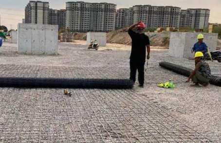 吉隆土工格栅铺设前地基要怎么处理？